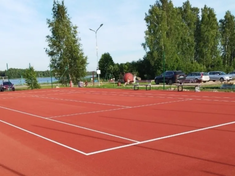 Sasmakas ezera krastā Valdemārpilī tagad pieejams jauns tenisa laukums