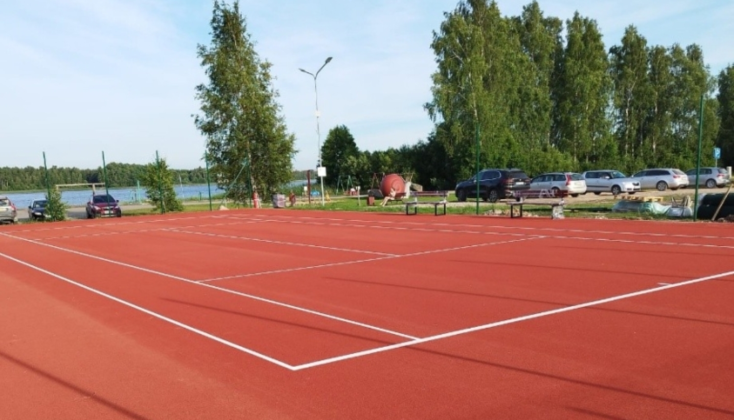 Sasmakas ezera krastā Valdemārpilī tagad pieejams jauns tenisa laukums